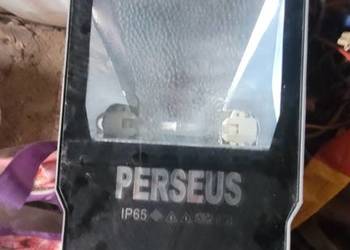 Halogen na zewnątrz budynku