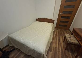 Stylowe łóżko ludwikowskie 140x200 z materacem – eleganckie, zadbane