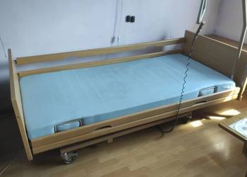 Łóżko rehabilitacyjne elektryczne regulowane z barierką wysięgnikiem