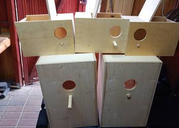 Budki lęgowe dla papug.