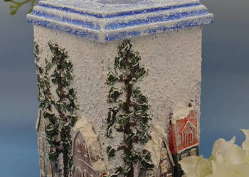 Ręcznie malowany świecznik z bajkowym miasteczkiem – świąteczna dekoracja