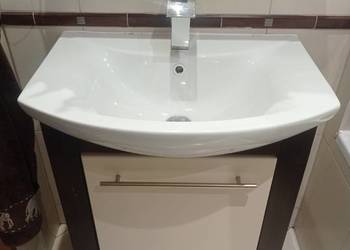 Szafka z umywalką i baterią