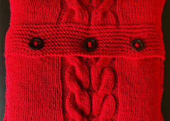 Czerwona poszewka robiona na drutach