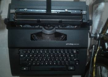 Maszyna do pisania elektryczna, walizkowa, niemiecka PRIVILE