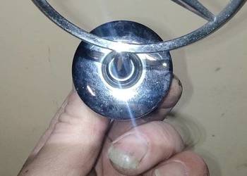 Mercedes emblemat na maskę