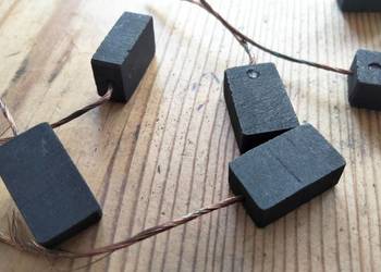 Szczotka węglowa 6.5 x 10 mm przewód z czoła na środku Szczotka węglowa 6.5 x 10 mm przewód z czoła na środku