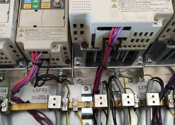 Skrzynka elektryczna z falownikami
