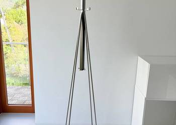 Elegancki, nowoczesny wieszak na ubrania