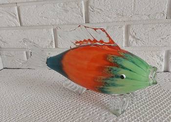 Szklana, masywna ryba.