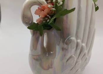 Łabędź iryzowany -wazon , pojemnik biały. Łabędź iryzowany -wazon , pojemnik biały.