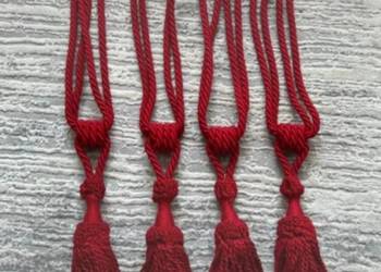 Pompony do podwieszania zasłon – kolor bordo (4 szt.)