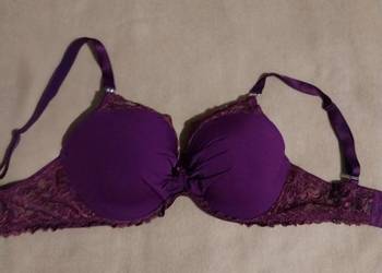 Biustonosz 75 F i 4 pół stringi w rozmiarze XL
