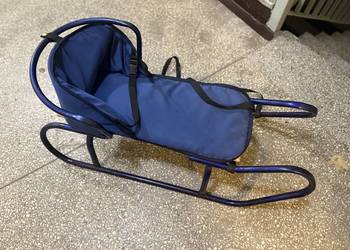 Sanki metalowo-drewniane z poduszką, siedziskiem – wygodne i solidne