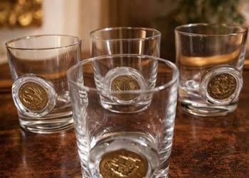 Szklanki do whisky z ręcznie wykonanym zdobieniem w medalionie przedstawiaj