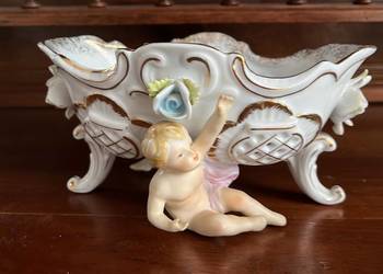 Patera z aniołami po dwóch stronach. Na nóżkach. Syg. Import Patera z aniołami po dwóch stronach. Na nóżkach. Syg. Import