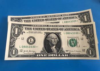 Dwa banknoty 1 dollar - kolejne numery z gwiazdka
