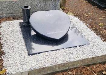 Ciemny nagrobek z sercem i wazonem granit impala nr.1243