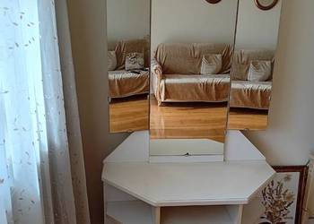 Toaletka z dużym lustrem i szufladkami