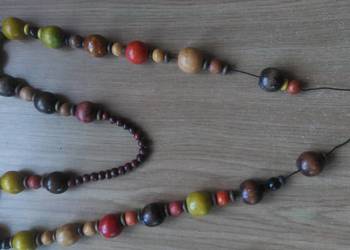 Naszyjnik z koralików.