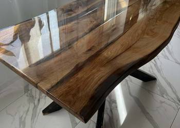 Stuł z żywicy epoksydowej oraz dęba