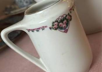 Mlecznik.Śnieżnobiała porcelana z kwiatkami różyczek. Złocona. Syg. numeryc