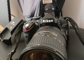 Nikon D5100 z obiektywem Nikkor AF-S DX 18-200 mm f3.5-5.6G IF-ED VR