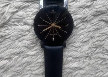 Fajny czarny zegarek złote dodatki