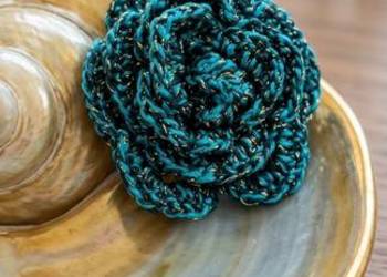 Kwiat szydełko  broszka