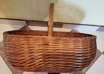 Duży koszt wiklinowy na grzyby.