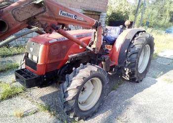 W oryginale Massey Ferguson 4x4 MF 3330f z turem ładowaczem