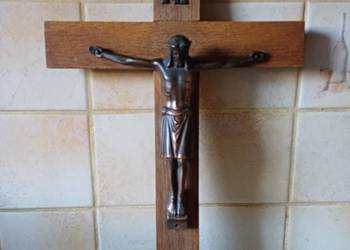 stary zabytkowy krzyż