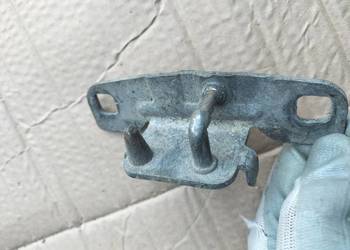 AUDI 80 B4 80B4 AUDII 4A9827517B RYGIEL ZAMKA