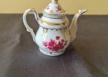 Mały, porcelanowy dzbanuszek dekoracyjny.