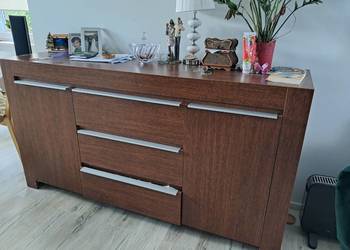 Syndyk sprzeda Komodę