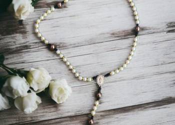 Ręcznie robiony różaniec z korali perłowych