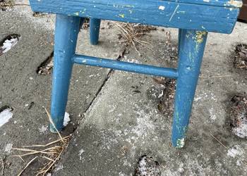 stary drewniany taboret mały