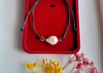 Bransoletka, na sznurku z naturalnymi barokowymi perłami.