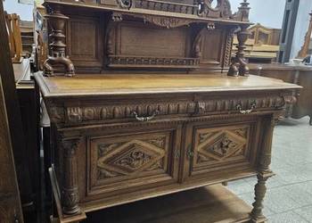 Stara rzeźbiona komoda elektryczna