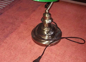 Lampa biurkowa bankierska. Klosz zielony na mosieżnej podstawie