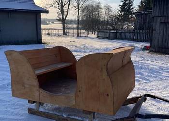 Drewniane sanie – solidne, ręcznie wykonane, idealne na zimę.