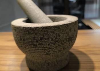 moździerz z tłuczkiem, j wykonany z kamienia, takiego jak