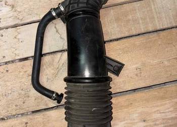 Przewód dolotu powietrza (air intake hose) i Obudowa/rezonator dolotu powie