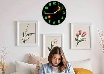 Zegar ścienny świecący w ciemności księżyc.