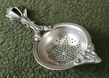 Zgrabne sitko do ziół i herbaty, styl neorokokowy, motyw rocaille.