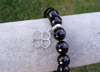 Bransoletka damska z Onyksu fasetowanego z koniczynką z serc, srebro,czarna