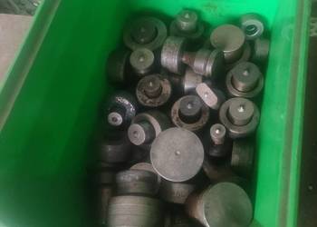 Stemple z matrycami do wykrawarki mubea