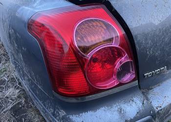 TOYOTA AVENSIS T25 HB LAMPA TYŁ LEWA