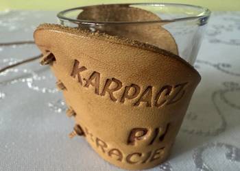 Kieliszek Imprezowy Karpacz Pij Bracie – Szklany ze Skórzanym Etui