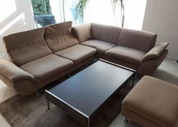Wygodna i funkcjonalna narożna sofa w kolorze beżowym