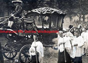 Stara pocztówka post card ksiądz proboszcz obchód powóz ?